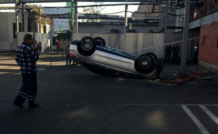 A car wash employee fell on a customer's Mercedes from the second tier of the parking lot. - Mercedes, Moscow, Car wash