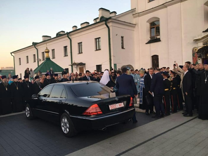 The Belarusian priest posted pictures of the Mercedes and the guards of Patriarch Kirill on Facebook. - Church, ROC, BPC, Longpost, Republic of Belarus, Negative