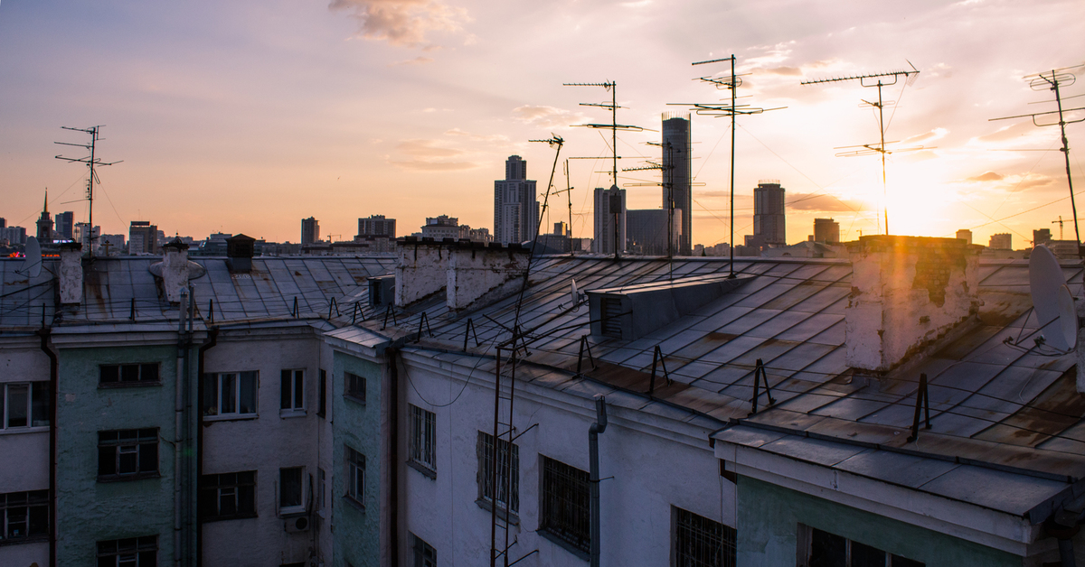 На крыше городских домов. Крыши многоэтажек. Крыши многоэтажных домов. Крыша пятиэтажки. Крыша домов моного итажек.