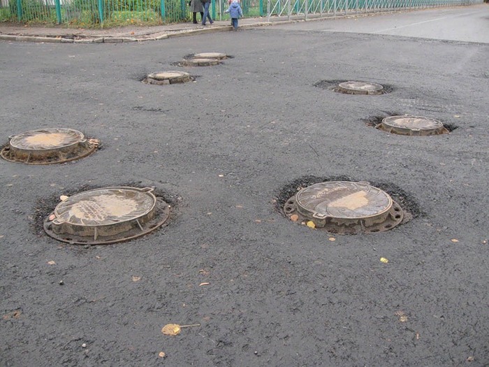 Sewer manholes in the roadway - My, Road, Russian roads, Auto, Sewerage, Sewer hatch