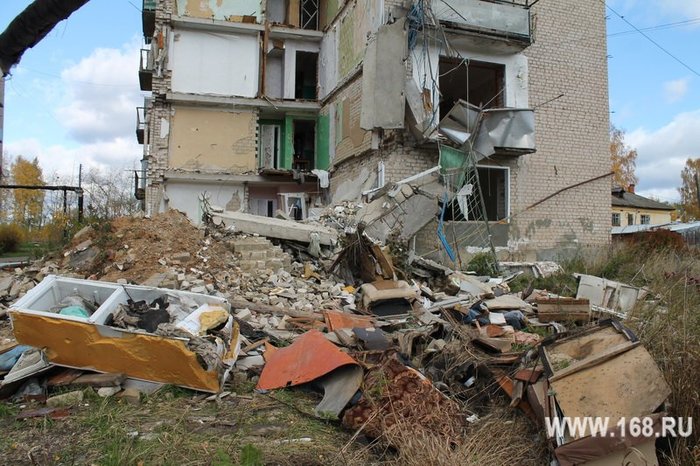 The house that collapsed last year in Yuryevets is still standing - Collapse, , Fools, Ruins, Video, Longpost