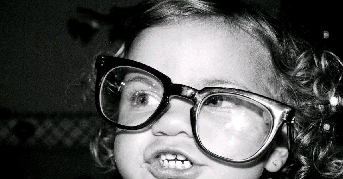 Почему дали в очках. Девочка в очках. Маленькая девочка в очках. Смешная девочка в очках. Девочка в больших очках.