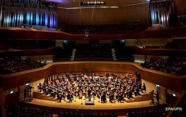 At a classical concert, a fight broke out because of the rustle - Concert, Fight