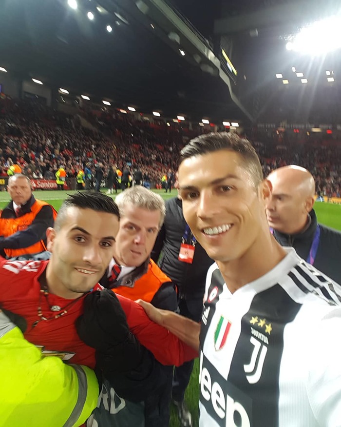 You're not just great, you're a legend. A fan who ran onto the field posted a selfie with Cristiano Ronaldo - Ronaldo, Cristiano Ronaldo, Champions League, Болельщики, Football, Longpost