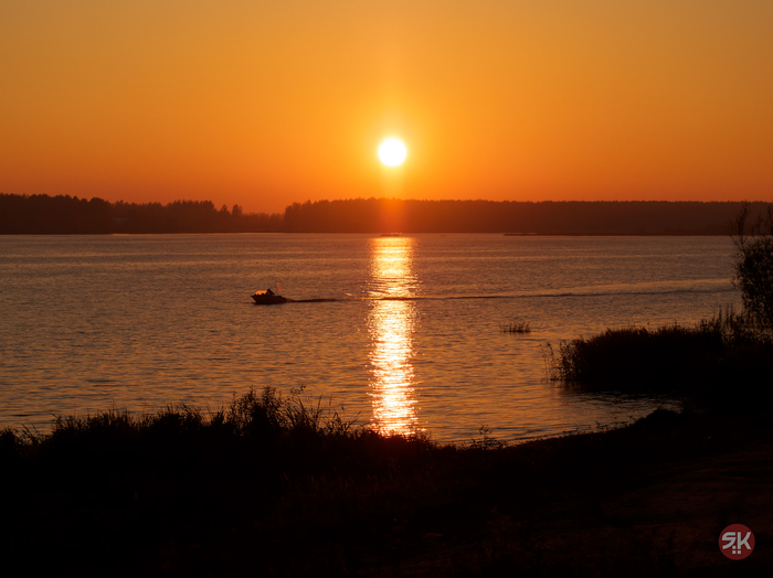 Sunset on the Volga - My, The photo, Volga, Sunset, A boat, The sun, Autumn, Water, Volga river