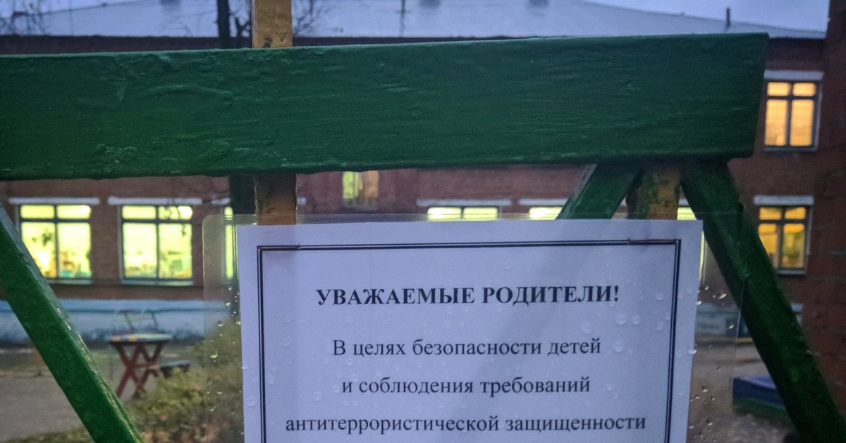 как пишется не запертая на ключ калитка. закрывать ворота табличка. как пишется не запертая на ключ калитка. калитка в детский сад. калитка в саду для детей в детском саду.