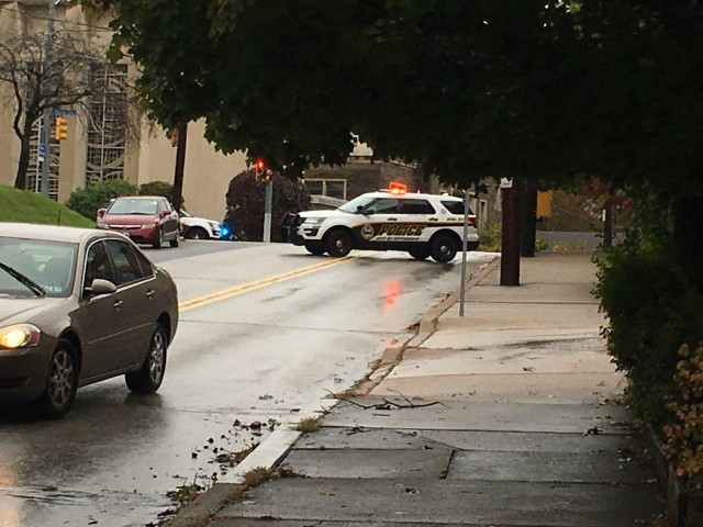 An unidentified armed man seized the Tree of Life synagogue in Pelsinwan Pittsburgh. 8 people killed - Society, Pittsburgh, GIF, Incident, USA, Shooting, Police, SWAT