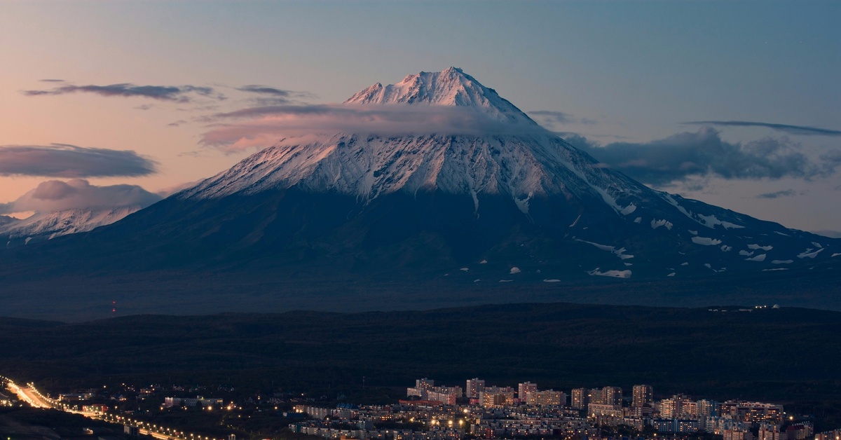 Камчатск. Вулкан Камчатка Петропавловск Камчатский. Петропавловск-Камчатский вид с сопки. Петропавловск-Камчатский три вулкана. Петропавловск-Камчатский гора название.