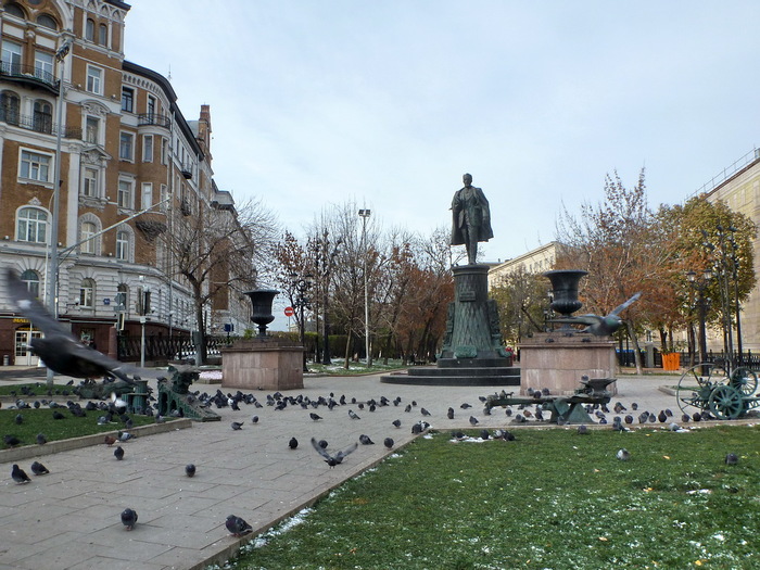 Moscow pigeons elevated engineer Shukhov to a cult - My, Moscow, Boulevard Ring, Pigeon, Longpost, Vladimir Shukhov
