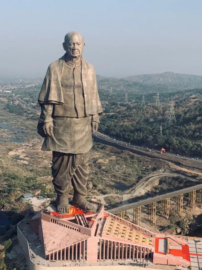 We do not have enough toilets, but we built one big one for birds (182-meter Statue of Unity) - India, The statue, 9GAG, Birds, Art, Population, beauty, Peace, , , Sculpture, Big size