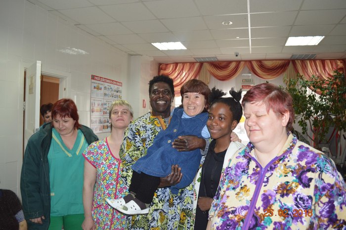 A black musician from Angola renovates apartments in Chelyabinsk, and in his spare time arranges free holidays in nursing homes and disabled people - Charity, Black, Dancing, Chelyabinsk, Longpost, Positive, Blacks