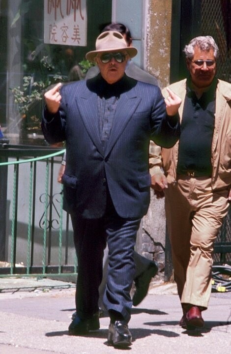 Marlon Brando shows how happy he is to see all the journalists and photographers on the set of The Freshman, 1989. - Marlon Brando, Nothing to hide, Journalists, Story, Filming