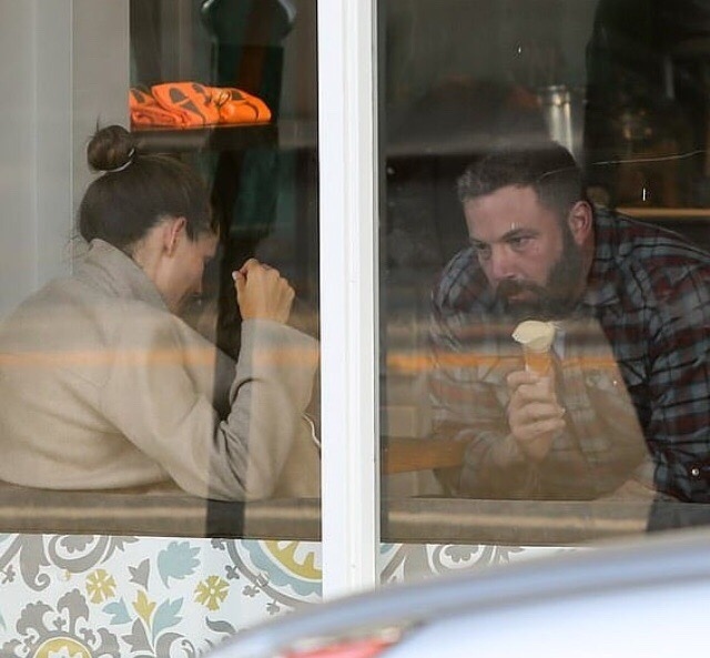 Ben Affleck and Jennifer Garner are officially divorced and celebrated with ice cream - The photo, Ben Affleck, Jennifer Garner, Divorce, Cafe, Longpost