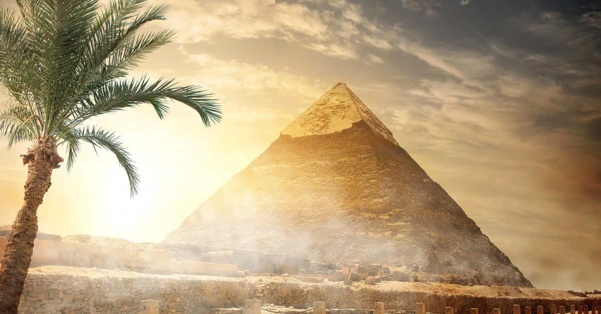 Горы в древнем египте. Пирамида Хеопса. Пирамида Хуфу. Египет сфинкс пирамиды пальмы. Пирамиды Гизы.