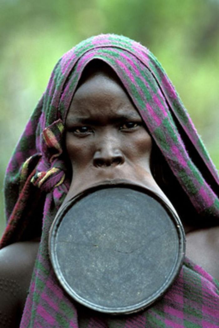 Why do Mursi women insert plates into their lower lip and how do they manage to eat - Africa, Mursi tribe, Customs, 