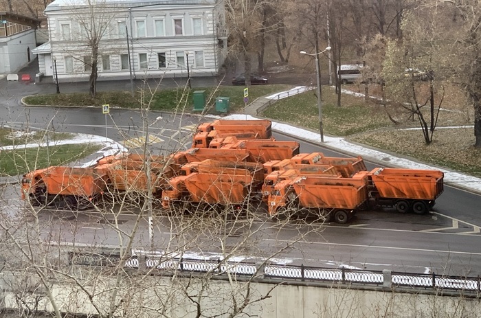 Гнездо оранжевых машинок - Моё, Зима, Уборка снега, Москва, Первый снег