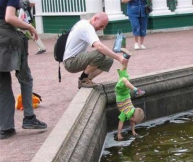 When daddy needs a little change - Dad, Children, Fountain, Money, Father