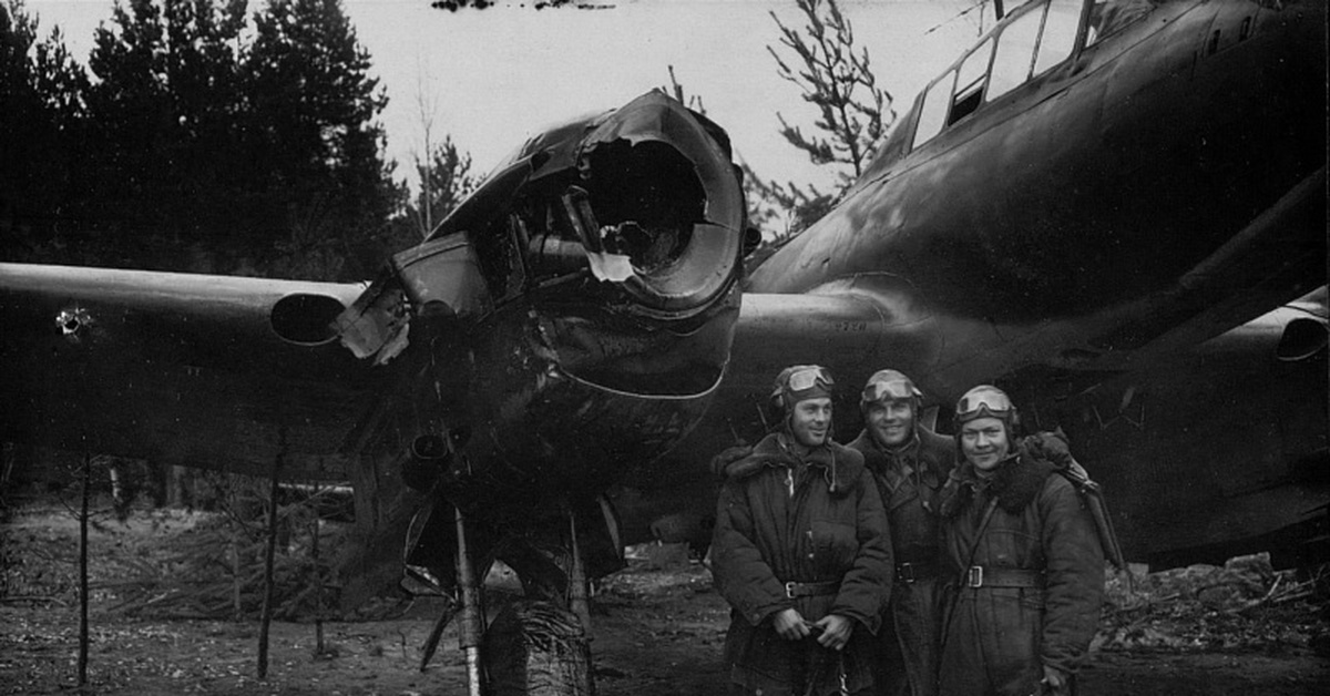 1 октября 1942 года. Самолет пе-2 экипаж. Экипаж бомбардировщика пе-2. Пе 2 стрелок радист. Пилот бомбардировщика пе2.