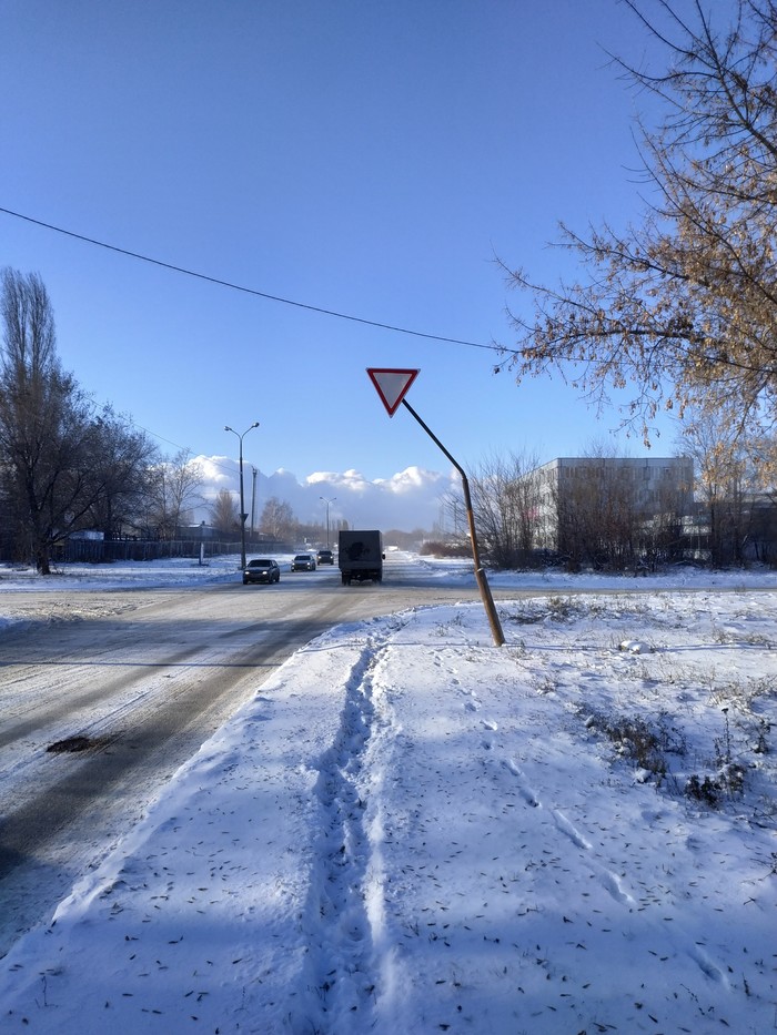 Пссс,парень! Немного уступить дорогу не хочешь? - Моё, Дорожный знак, Тольятти, Фотография