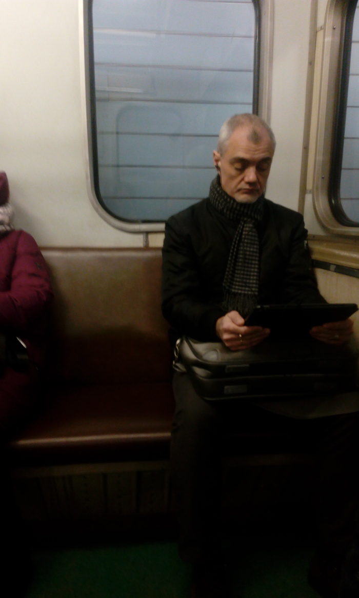 Why is no one sitting next to him? Because the jerk pushes with his elbows. - Metro, Rudeness