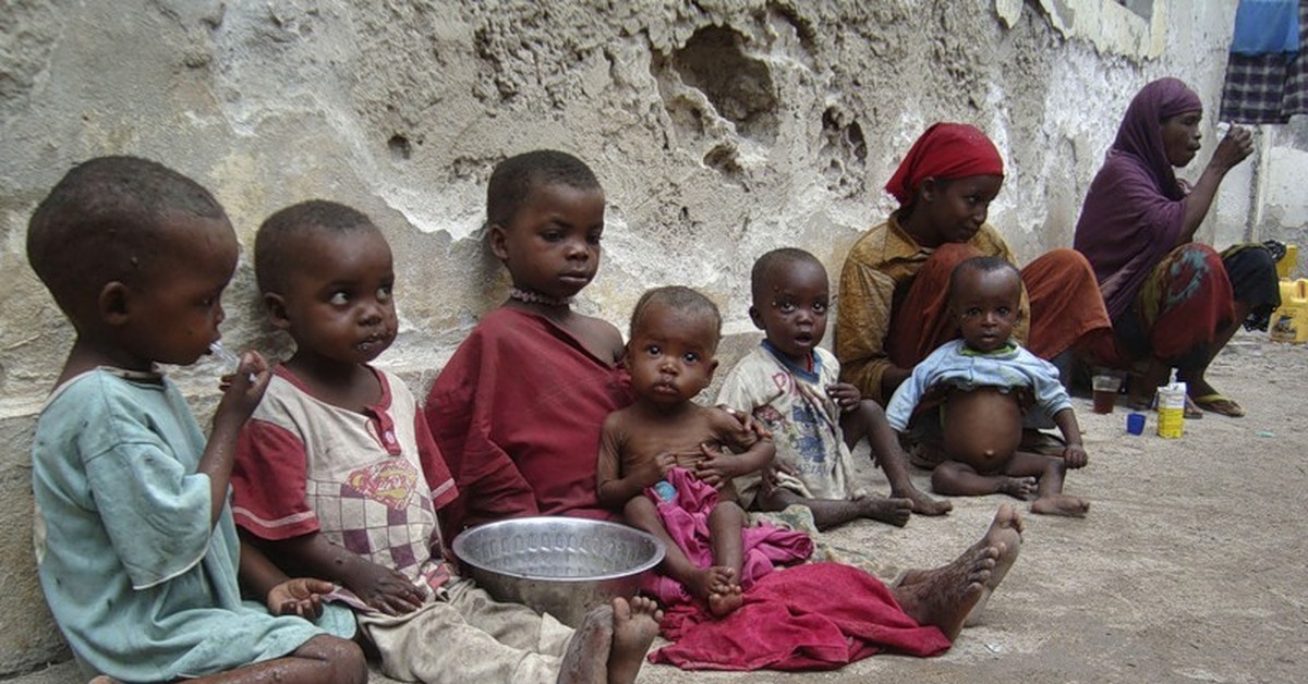 Избавление от голода. Бедные африканские дети. Африканские дети Голодные.