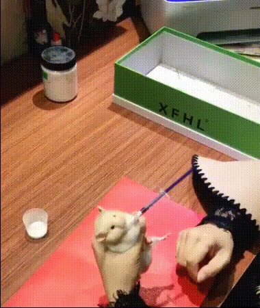 Попытка напоить хомяка