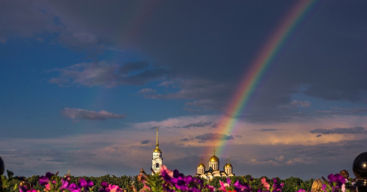 Цвета радуги фото. Питер Радуга храм. Цветы радуги. Радуга над цветочным полем. Радуга в цветах.