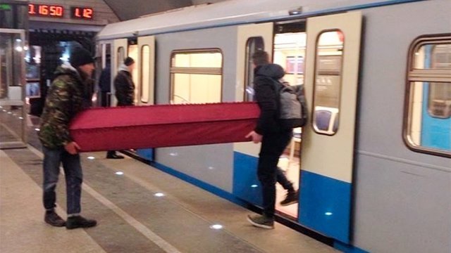 Oversized in the subway - Copy-paste, Metro, Moscow, Novokosino, Coffin, Oversized, Shipping