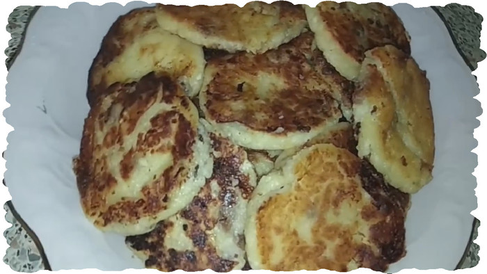 Cottage cheese pancakes with raisins in a frying pan. Video recipe - Syrniki, Video recipe, Cooking, Food, Cottage cheese curds, Video