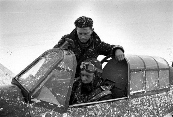 British pilot Paul Votsevis teaches Soviet pilot V.P. Maksimovich to control the Hurricane fighter. - The Second World War, The Great Patriotic War, The photo, Historical photo, Story, the USSR, Lend-Lease