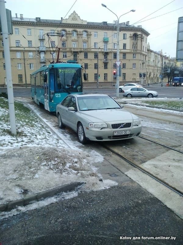 In the nomination Parking of the Year: the driver forgot about the resumed traffic of trams and left the car on the tracks - news, Auto, Republic of Belarus, Minsk, Tram, Parking, Onliner by, Longpost