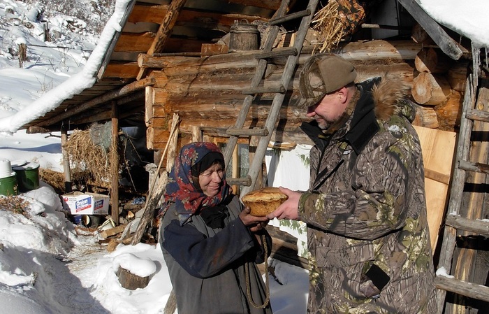 The governor of the Kemerovo region flew out with food to the hermit Agafya Lykova - My, Agafya Lykova, Old Believers, Taiga, Help, Kemerovo region - Kuzbass