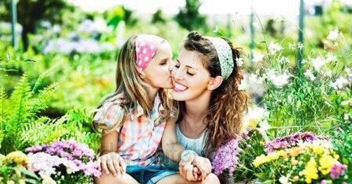 Мама дочь клипы. Мама и дочка картинки красивые. Мама с дочкой на празднике. Мама и дочка в цветущем саду. 25 Апреля день дочери.