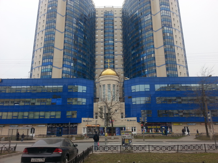 Just a residential building in St. Petersburg, with a built-in church .. - House, The photo, Church, My, Oddities