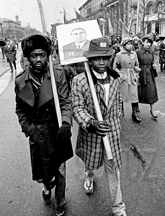 Иностранные студенты на параде 7 ноября, Запорожье, 1985 год. История, Фотография, СССР
