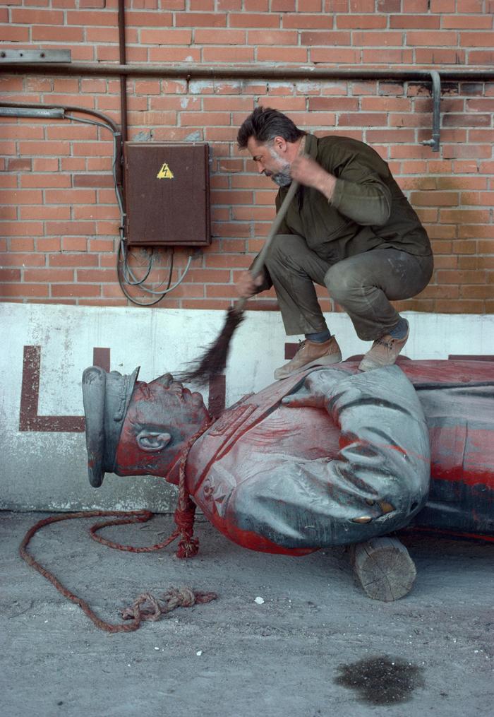 На задворках