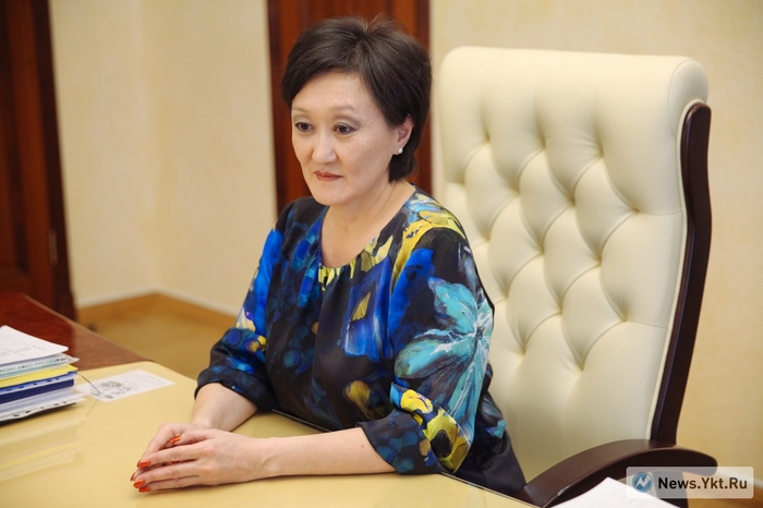 magazin-video-devushka-naklonyaetsya-i-vidno-ee-zhopu