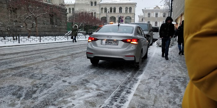 Orange flashing beacon on a passenger car. These are modest public utilities? - Car plate numbers, Special transport