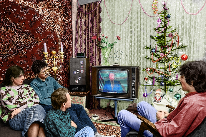 Советская семья слушает новогодние поздравления президента США Старое фото, Колоризация, Дядя Сэм, Ёлки, Ковер, Новый год