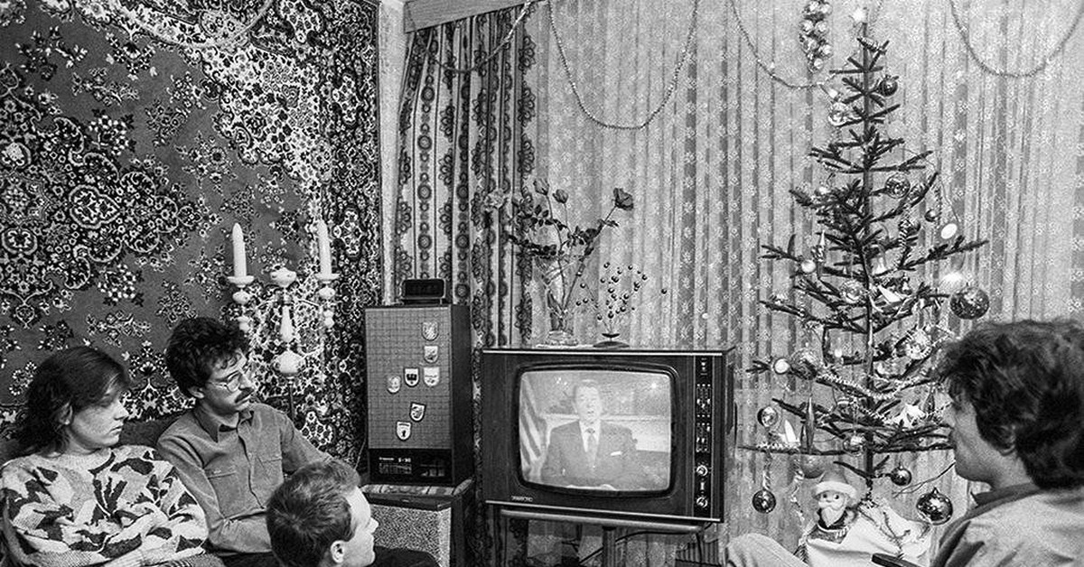 Слушать тот год был старый. Советский семейный новый год. ретро совецкая семья и новый год в квартире. советский семейный новый год 1986. советская семья перед телевизором новый год.