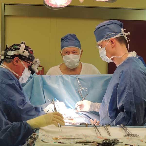 В челябинском кардиоцентре операцию на сердце пациента делают три хирурга из одной семьи: дед, сын и внук Челябинск, Медицина, Семья, Кардиология, Династия, Длиннопост