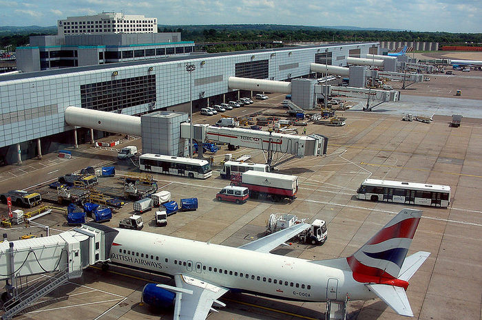 Лондонский аэропорт "Гатвик" объявил о масштабном сбое из-за активности беспилотников Самолет, Задержка рейса, Аэропорт