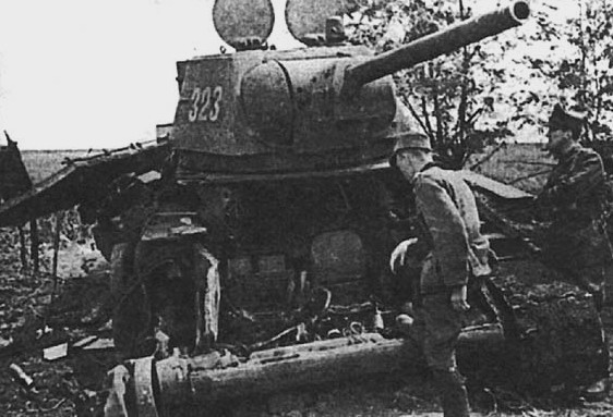 Советский танк Т-34 №323 с сорванным лобовым бронелистом Танки, Броня, Фотография, Архив