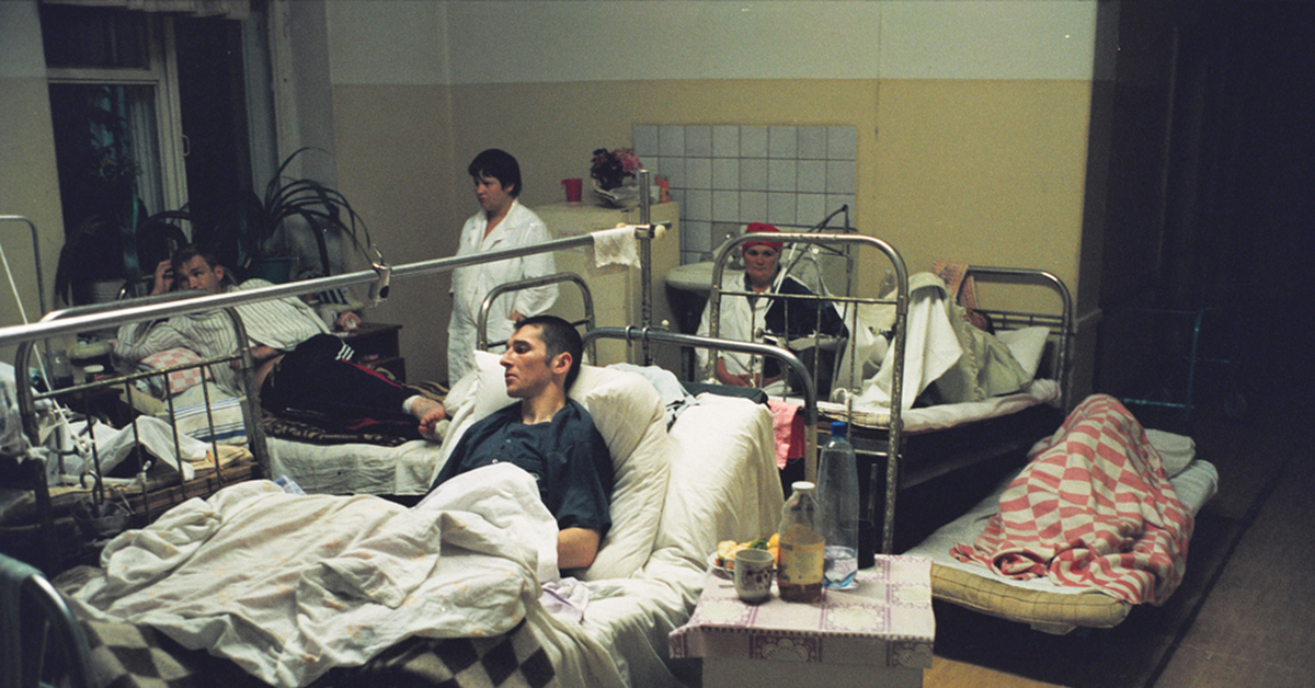Приходит больной больницу. Больницы в России убитые. Сломанные больницы в России. Палата Российской больницы больницы.