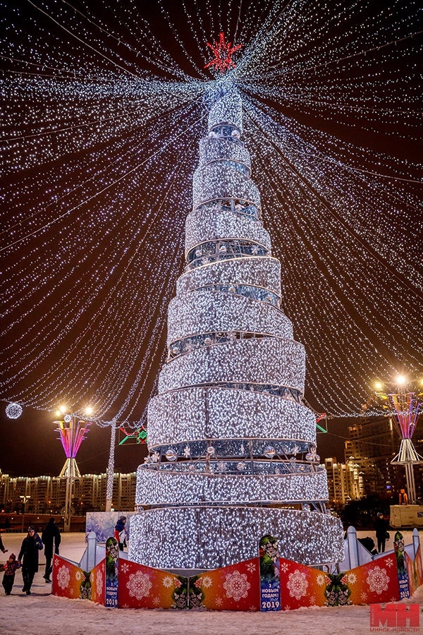 Новогодняя елка у Дворца спорта в Минске вошла в число самых красивых в Европе | Пикабу