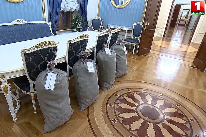 Лукашенко подарил Путину на Новый год четыре мешка картошки и сало Лукашенко, Путин, Подарок, Картофель, Сало