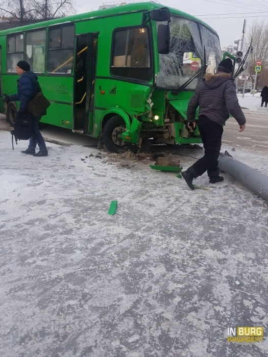 Отлично увернулся... - ДТП, Екатеринбург, Бить или не бить, Подрезал, Столб, Автобус, Видео, Длиннопост