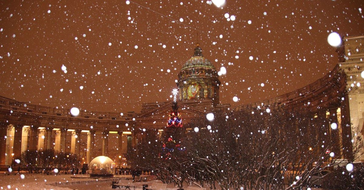 Новогодний санкт петербург. Заснеженный Питер Мариинка. Новогодний Питер. Зимний Питер новогодний. Санкт-Петербург зимой ночью.