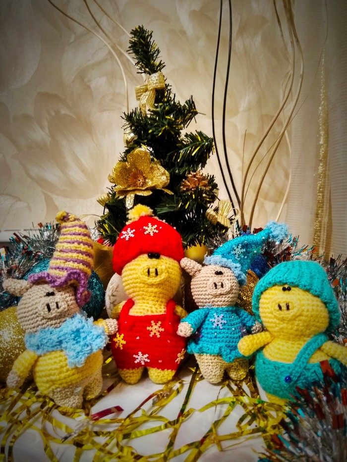 Pigs under the tree - My, New Year, Christmas tree