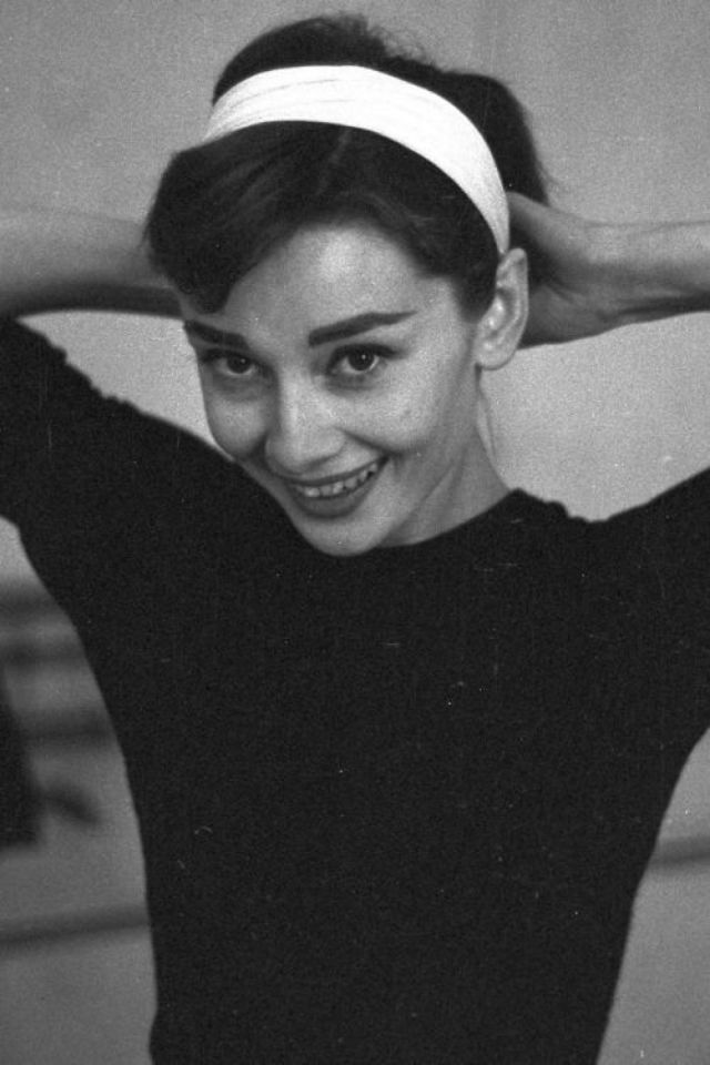 Audrey Hepburn behind the scenes of Funny Face. - Audrey Hepburn, Movies, Behind the scenes, Actors and actresses
